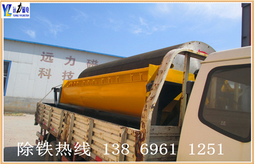 .远力干式磁选机新型设计,减少尾矿跑尾  　　188宝金博连接解析
独创的专利技术,采用吸附.去杂.提纯.脱磁4段复合磁系的排列方法,采用优质铁氧体和钕铁硼材料与稀土磁钢复合而成.此种磁系排列方法可广泛应用于贫磁铁矿的富集提纯.河沙选铁.钢渣提纯.钛铁矿分离等,干式磁选机非常适用于干旱缺水地区,节省水资源,降低选矿成本,为超贫磁铁矿开采和利用开辟了一条新途径. 采用独有变频调速电动机,使用寿命长,运行故障低,可随时调节粗精矿品味高低